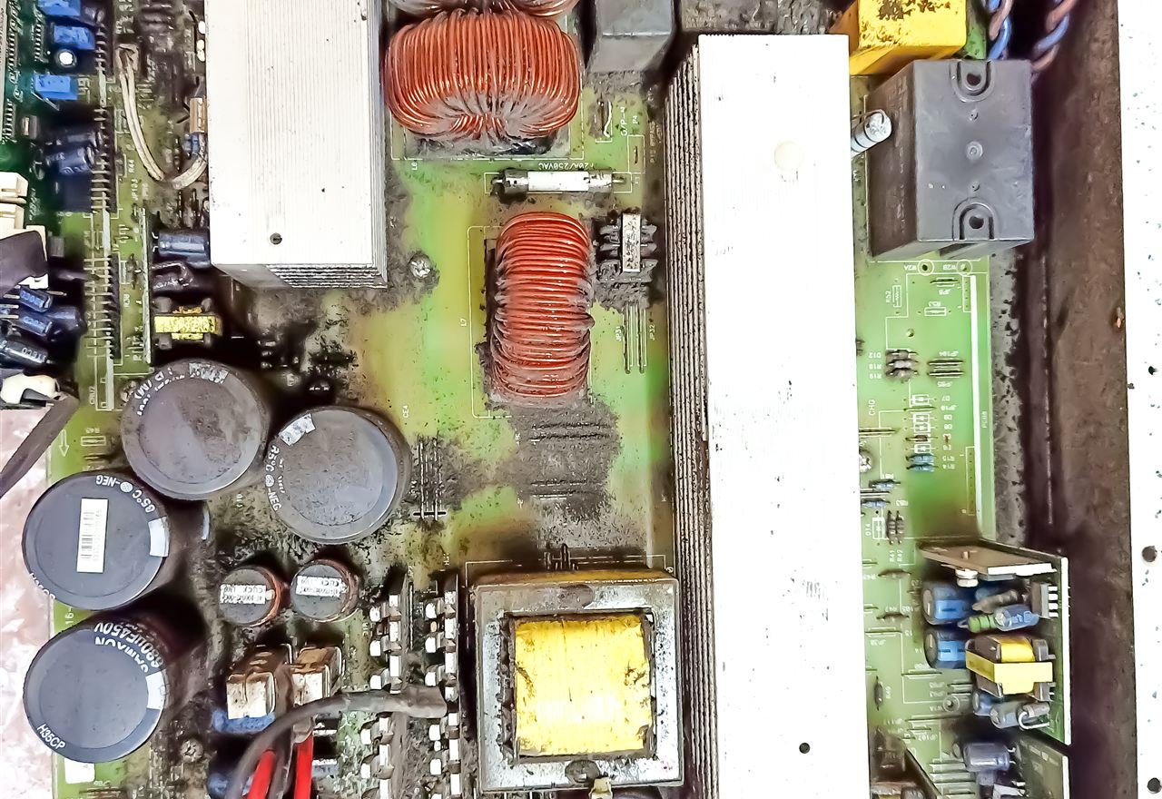 Close de placa eletrônica com bobinas de cobre e componentes